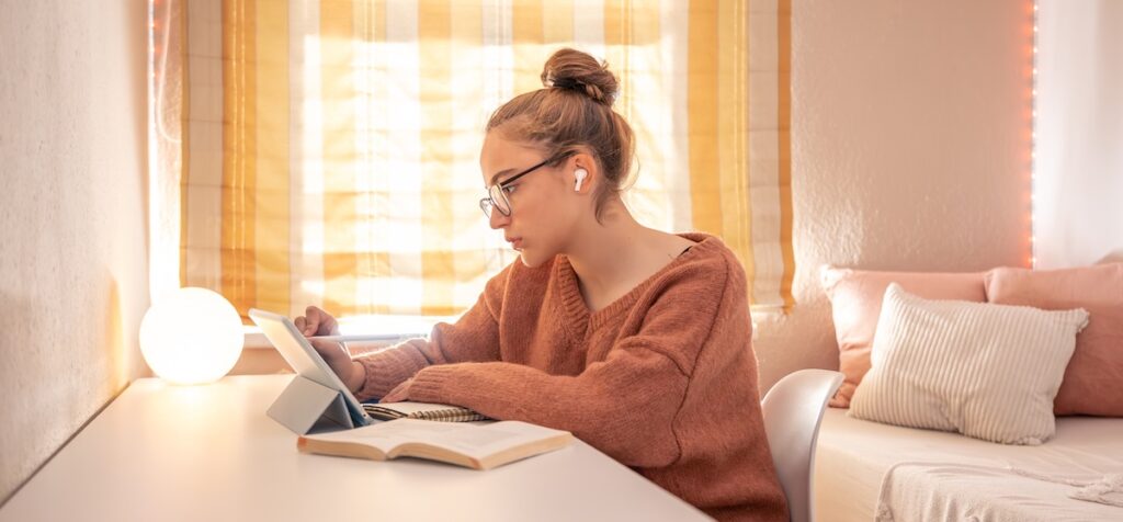 Menina lê no tablet